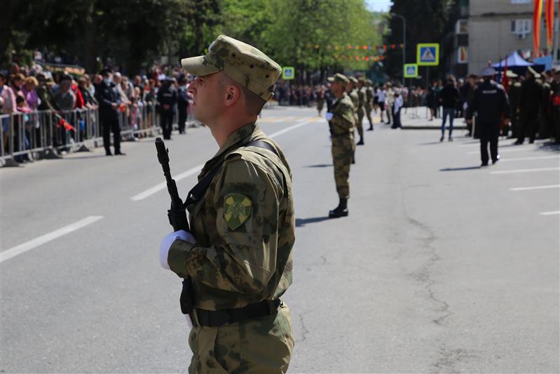 Военнослужащие Росгвардии приняли участие в параде Победы в столице СКФО 