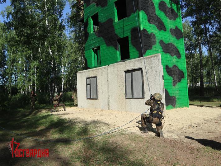 Военнослужащие Уральского округа Росгвардии стали обладателями краповых беретов