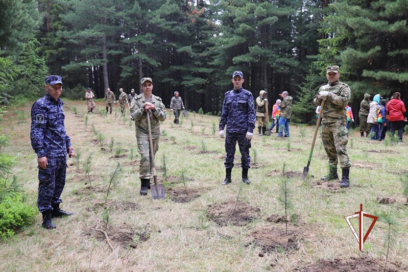 В Ханты-Мансийске Росгвардия присоединилась к международной природоохранной акции «Марш парков»