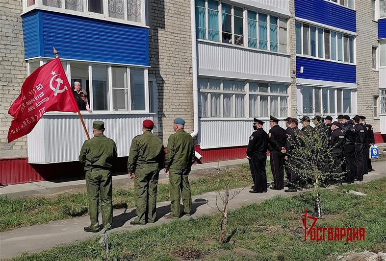 Росгвардия поздравила персональными парадами ветеранов в Екатеринбурге, Зауралье и Тюменской области