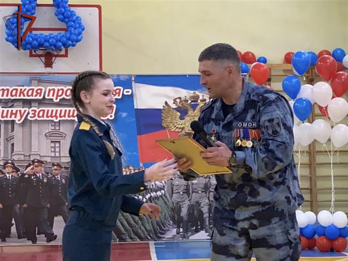 В Ангарске Герой России Аркадий Корольков и офицеры Росгвардии поздравили учеников профильного класса с окончанием учебного года 