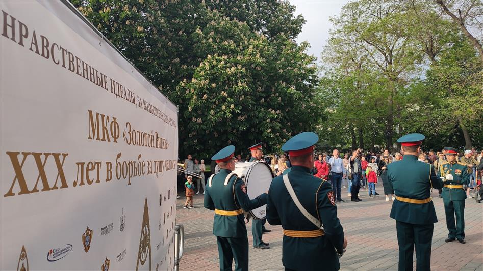 Оркестр севастопольского полка Росгвардии открыл Международный кинофестиваль «Золотой Витязь»