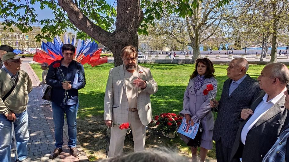 В Севастополе представители Росгвардии совместно с журналистами возложили цветы к вечному огню