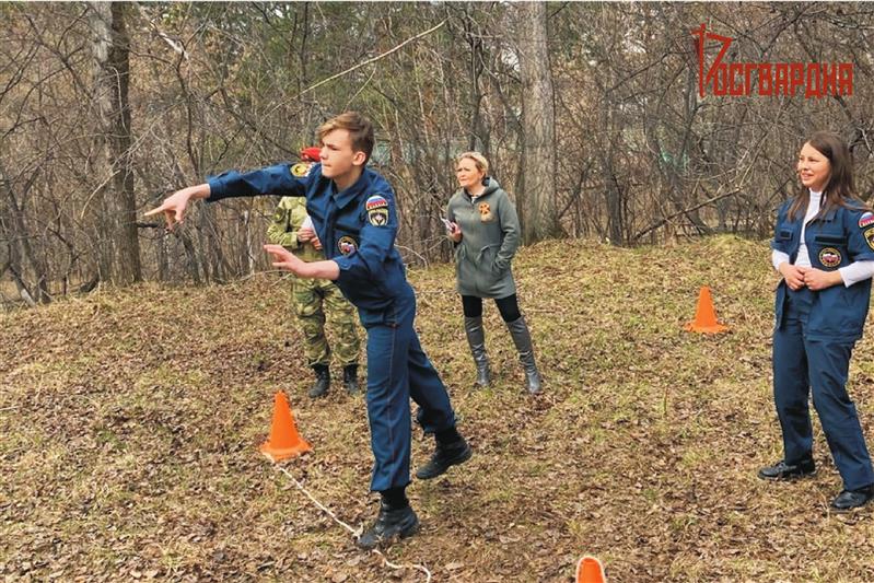В преддверии Дня Победы военнослужащие Росгвардии провели военно-спортивную игру для воспитанников железногорского детского дома