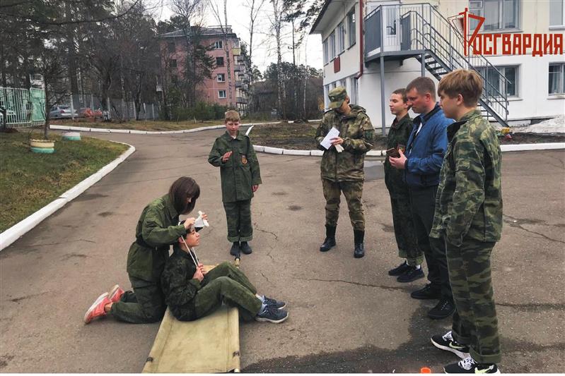 В преддверии Дня Победы военнослужащие Росгвардии провели военно-спортивную игру для воспитанников железногорского детского дома