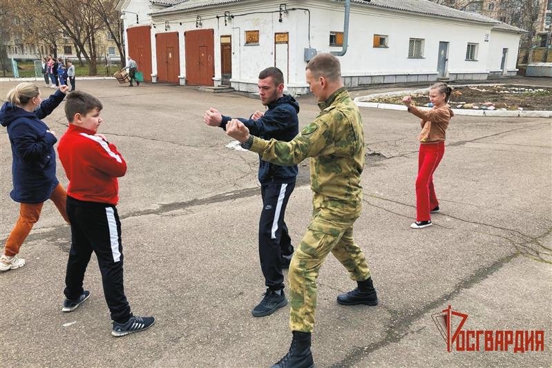 В преддверии Дня Победы военнослужащие Росгвардии провели военно-спортивную игру для воспитанников железногорского детского дома