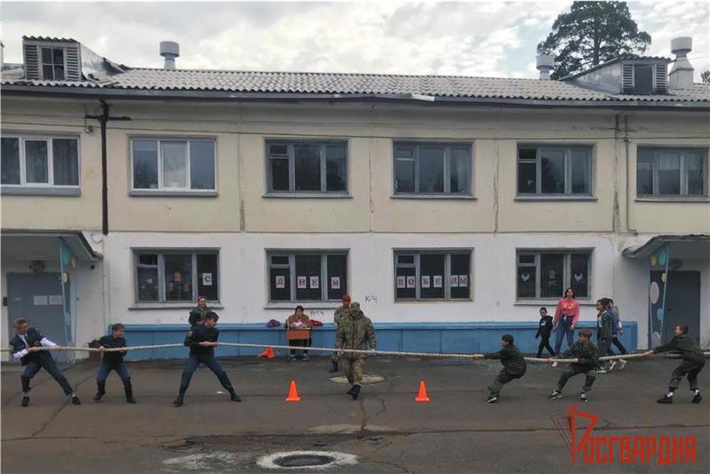 В преддверии Дня Победы военнослужащие Росгвардии провели военно-спортивную игру для воспитанников железногорского детского дома