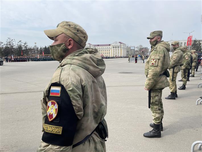 Парадные расчёты Росгвардии прошли торжественным маршем по главным площадям Сибири в День Победы