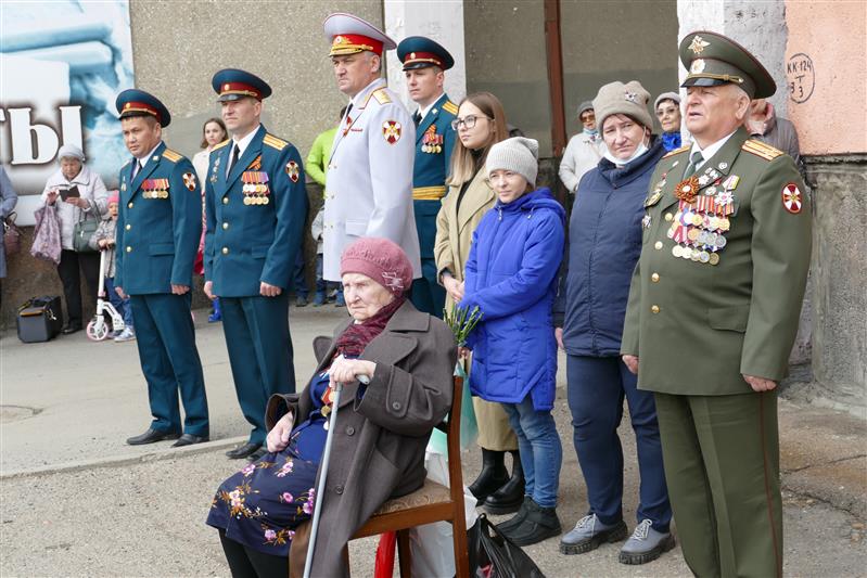 В честь участников Великой Отечественной войны сотрудники и военнослужащие Росгвардии из Иркутской области провели «Парад у дома ветерана»