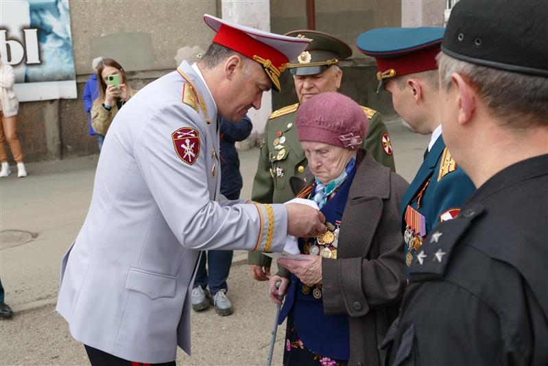 В честь участников Великой Отечественной войны сотрудники и военнослужащие Росгвардии из Иркутской области провели «Парад у дома ветерана»