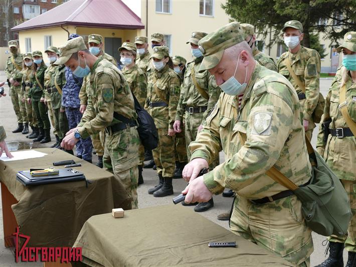 Врид заместителя командующего Сибирским округом Росгвардии проинспектировал ход контрольной проверки за зимний период обучения в управлении ведомства по Иркутской области 
