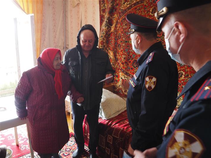 В Приволжье росгвардейцы провели патриотическую акцию «Парад у дома ветерана»