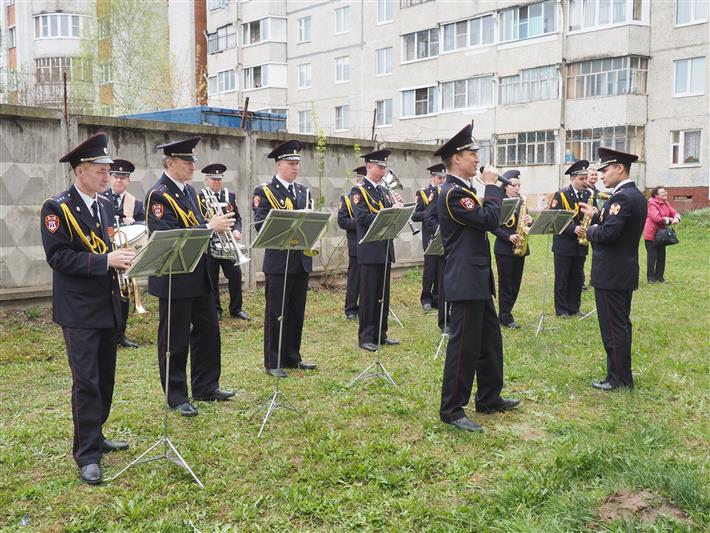В Приволжье росгвардейцы провели патриотическую акцию «Парад у дома ветерана»