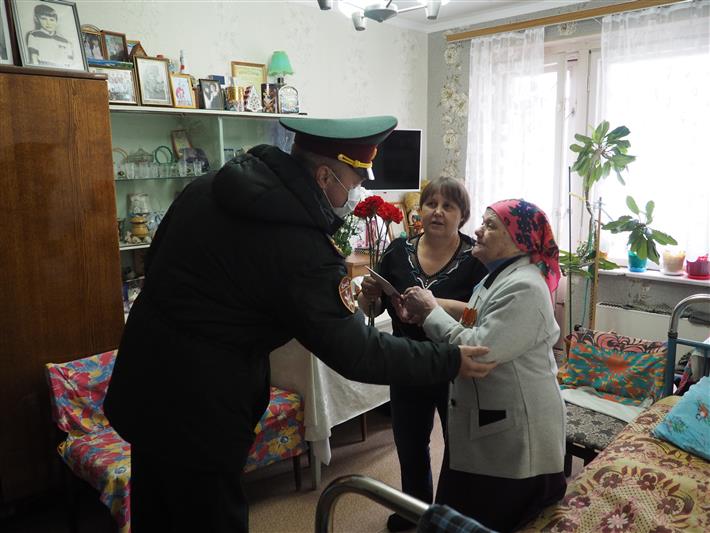 В Приволжье росгвардейцы провели патриотическую акцию «Парад у дома ветерана»
