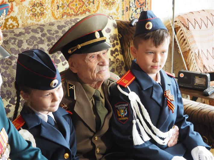 В Приволжье росгвардейцы провели патриотическую акцию «Парад у дома ветерана»