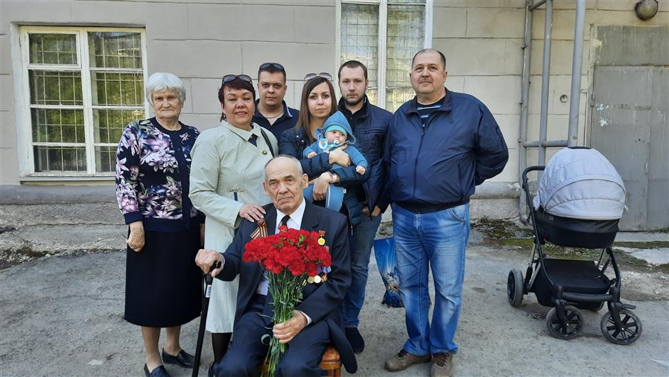 На Среднем Урале продолжается всероссийская патриотическая акция Росгвардии «Парад у дома ветерана» (видео)