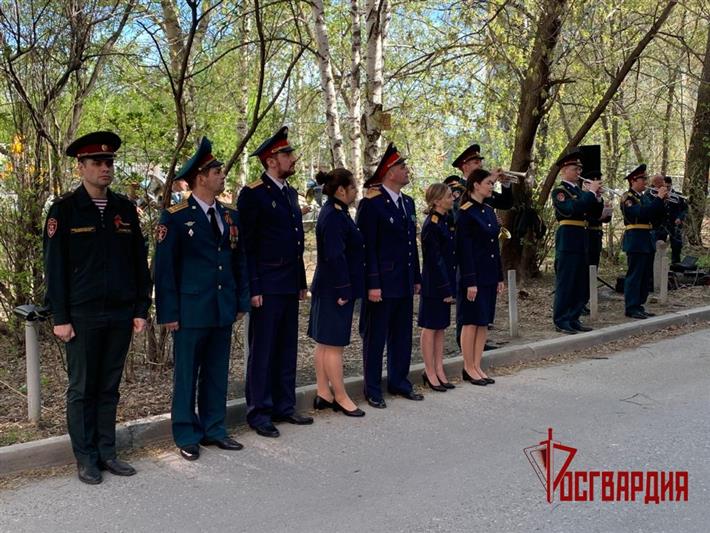 На Среднем Урале продолжается всероссийская патриотическая акция Росгвардии «Парад у дома ветерана» (видео)
