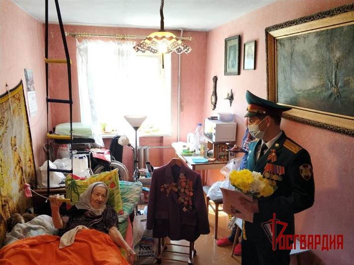 На Среднем Урале продолжается всероссийская патриотическая акция Росгвардии «Парад у дома ветерана» (видео)