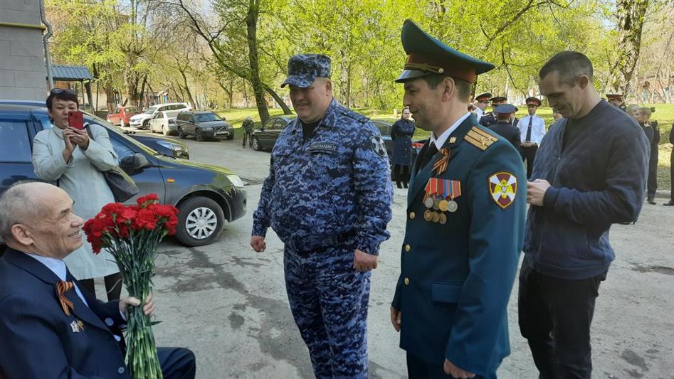 На Среднем Урале продолжается всероссийская патриотическая акция Росгвардии «Парад у дома ветерана» (видео)