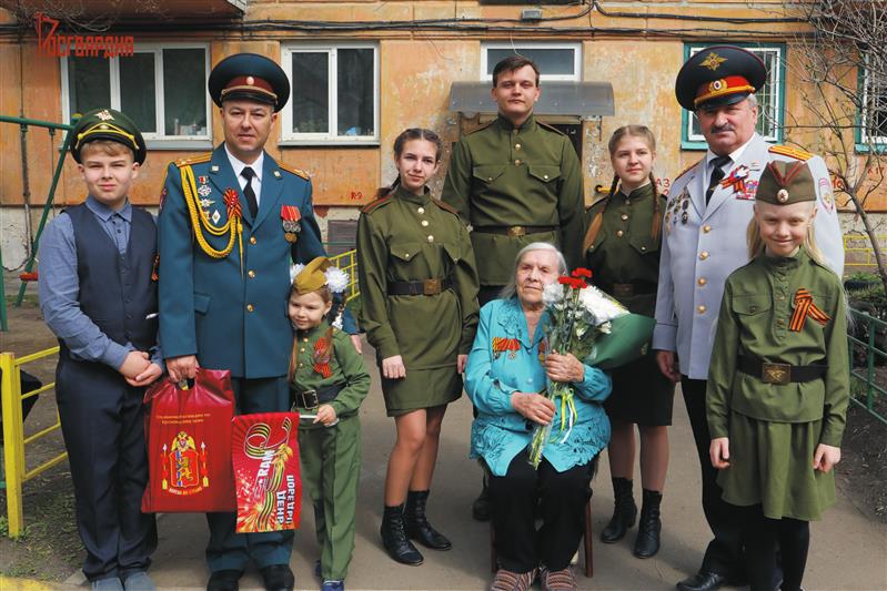 Акцию «Парад у дома Ветерана» провели сотрудники Управления Росгвардии по Красноярскому краю