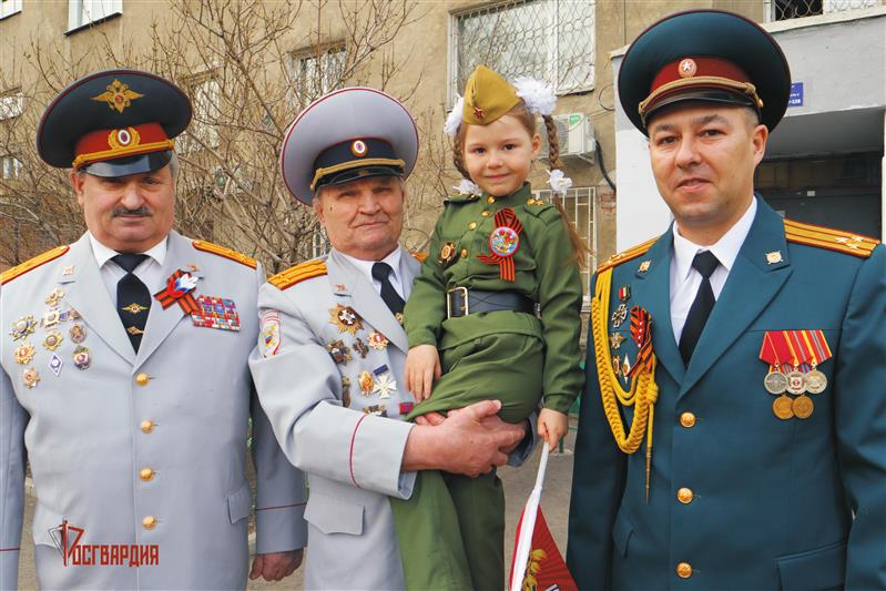 Акцию «Парад у дома Ветерана» провели сотрудники Управления Росгвардии по Красноярскому краю