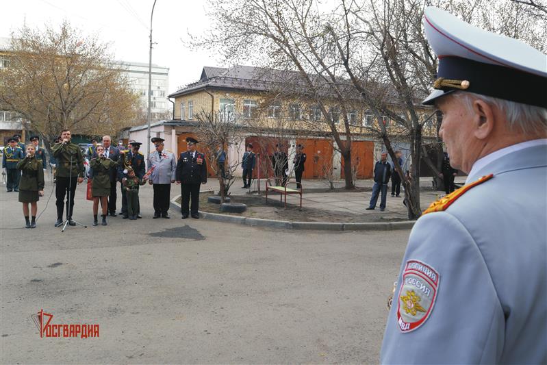 Акцию «Парад у дома Ветерана» провели сотрудники Управления Росгвардии по Красноярскому краю