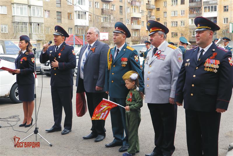 Акцию «Парад у дома Ветерана» провели сотрудники Управления Росгвардии по Красноярскому краю