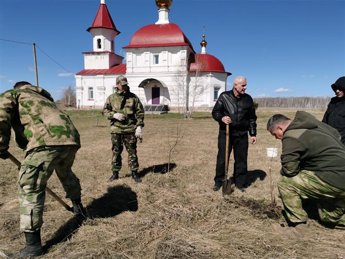 На Южном Урале бойцы транспортного ОМОН Росгвардии заложили на территории храма вишнёвый сад в память о героях войны