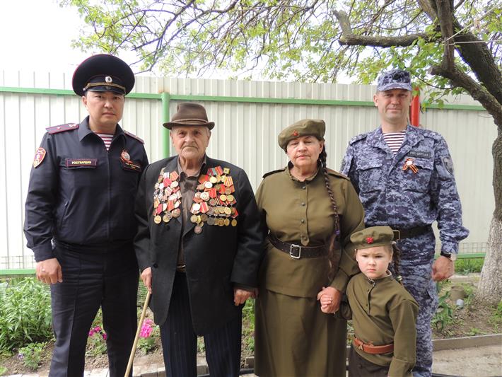 В Калмыкии Росгвардия поздравила ветеранов с Днем Победы