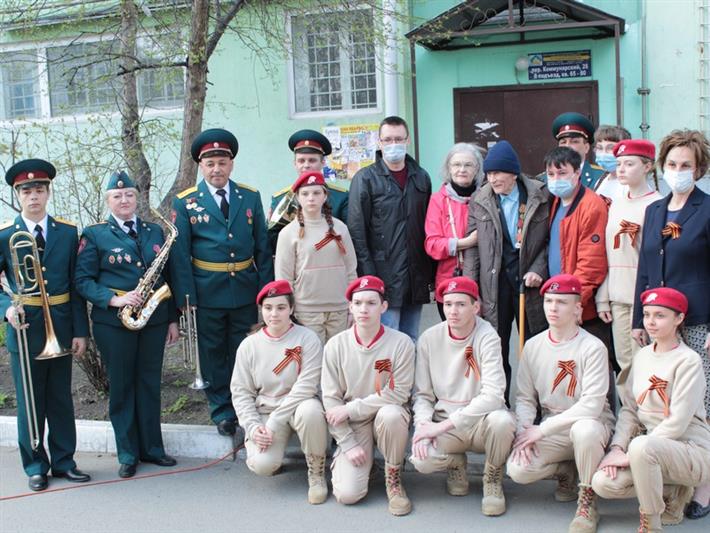 Росгвардейцы Алтайского края присоединился к всероссийской акции «Парад у дома ветерана»