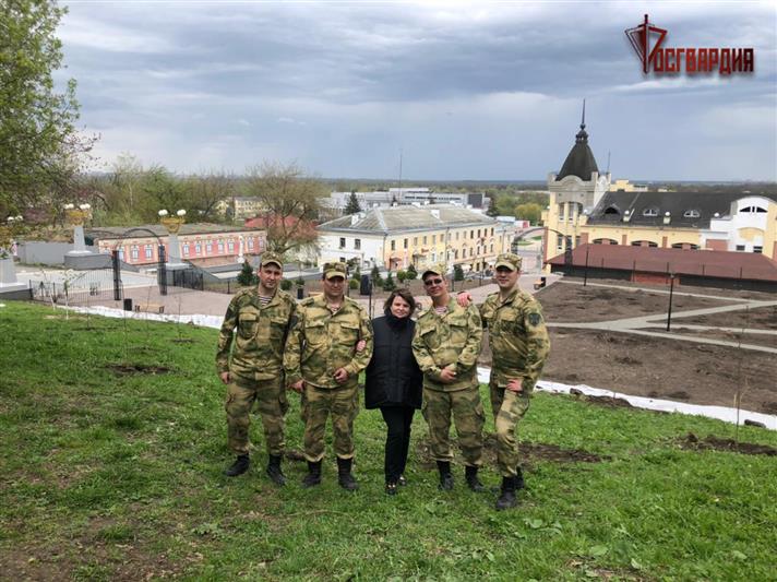 Росгвардейцы высадили деревья в брянском «Саду Победы»