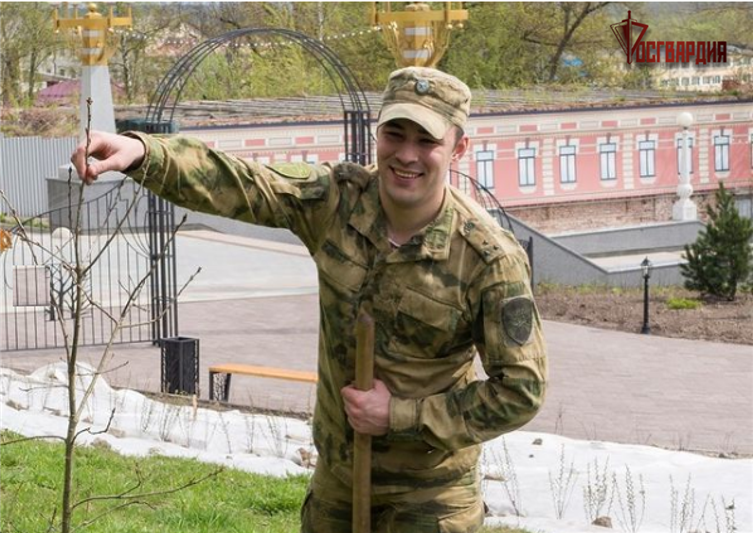 Росгвардейцы высадили деревья в брянском «Саду Победы»