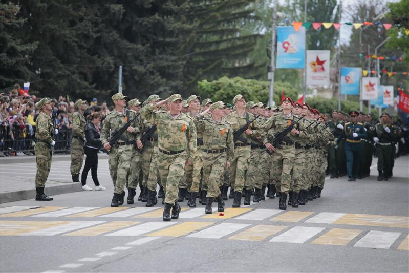 Военнослужащие Росгвардии приняли участие в параде Победы в столице СКФО 