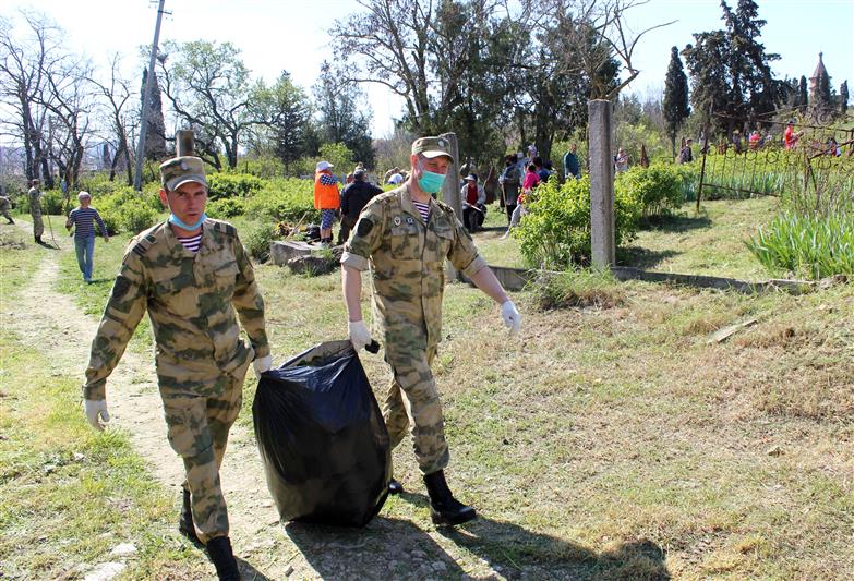 Военнослужащие Росгвардии из Севастополя присоединились к участникам экологической акции