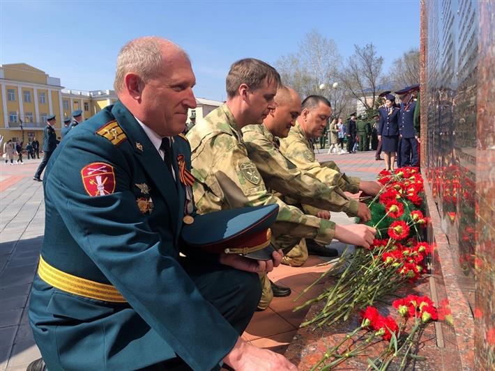 В День Победы росгвардейцы-сибиряки возложили цветы к обелискам Великой Отечественной войны