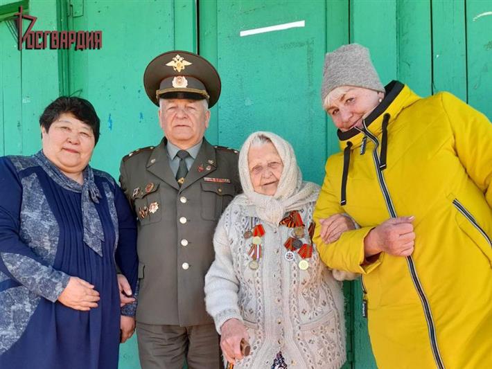 Росгвардейцы Сибирского округа поздравили тружеников тыла с наступающим Днем Победы