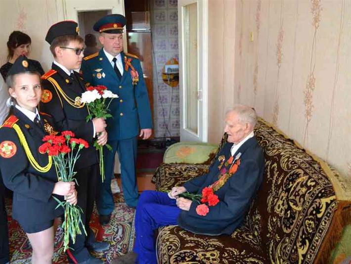 Военнослужащие бийского полка Росгвардии поздравили с 97-летием ветерана Великой Отечественной войны 
