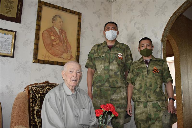 В Калмыкии Росгвардия поздравила ветеранов с Днем Победы
