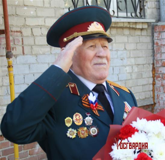 Росгвардия поздравила персональными парадами ветеранов в Екатеринбурге, Зауралье и Тюменской области