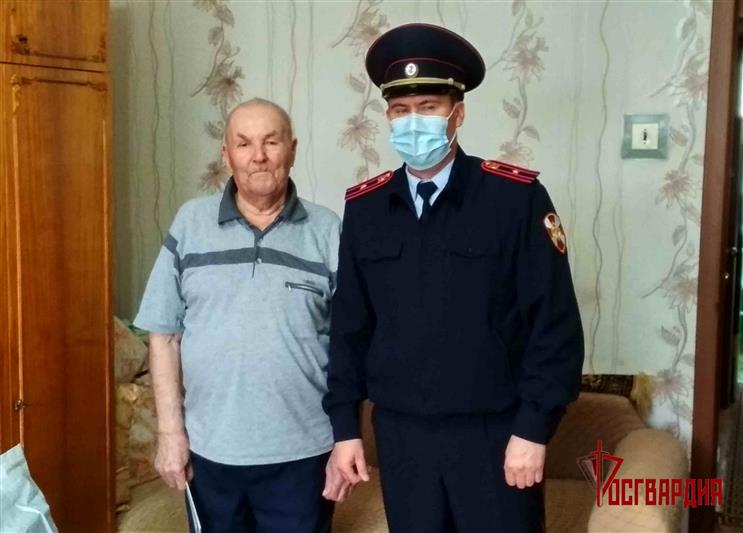 Росгвардия поздравила персональными парадами ветеранов в Екатеринбурге, Зауралье и Тюменской области