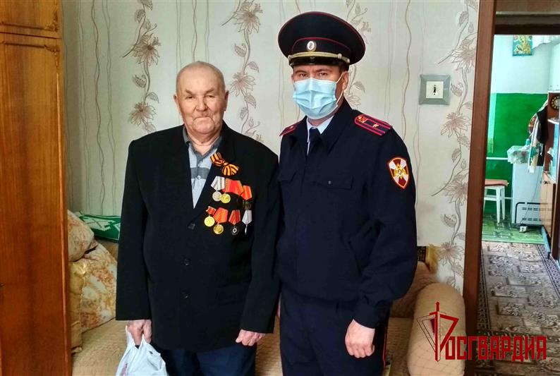 Росгвардия поздравила персональными парадами ветеранов в Екатеринбурге, Зауралье и Тюменской области