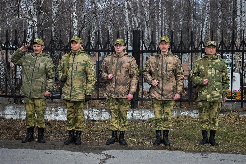 Военнослужащие Росгвардии почтили память ветеранов Великой Отечественной войны на Радищевском кладбище Иркутска
