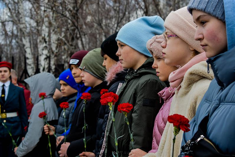 Военнослужащие Росгвардии почтили память ветеранов Великой Отечественной войны на Радищевском кладбище Иркутска