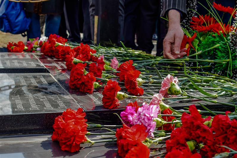 Военнослужащие Росгвардии почтили память ветеранов Великой Отечественной войны на Радищевском кладбище Иркутска