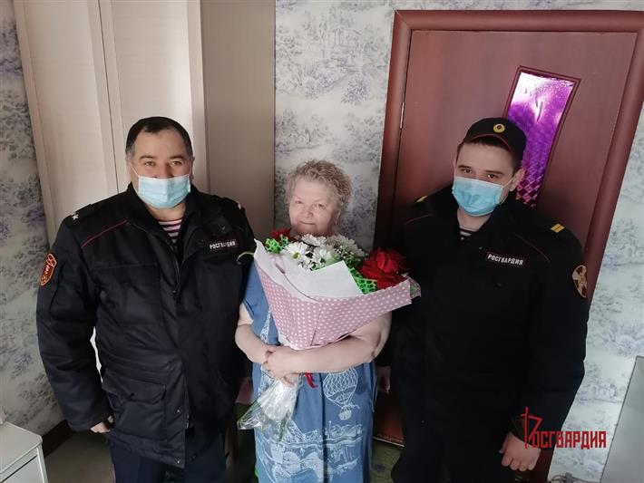В Югре представители Росгвардии навестили маму погибшего воина правопорядка