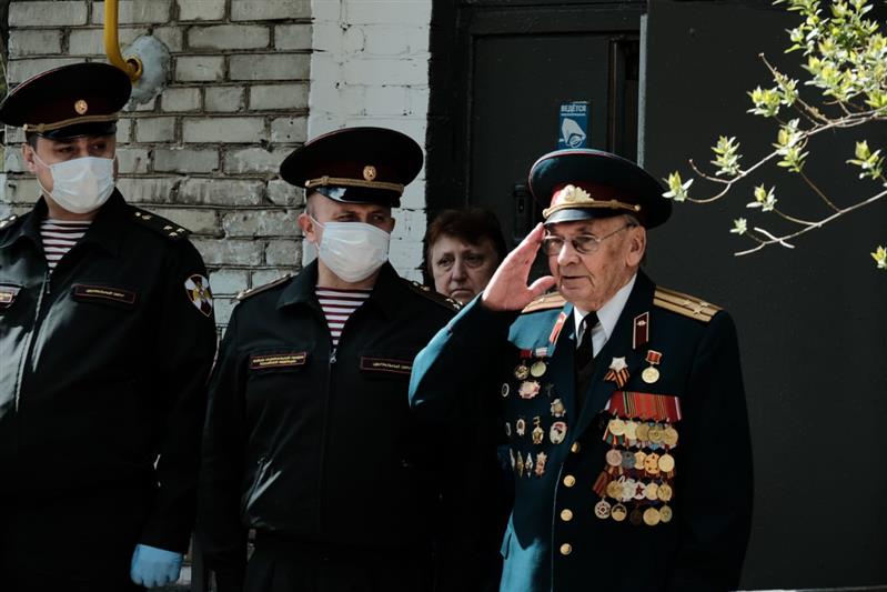 В преддверии Дня Победы Росгвардия проводит для ветеранов персональные парады 