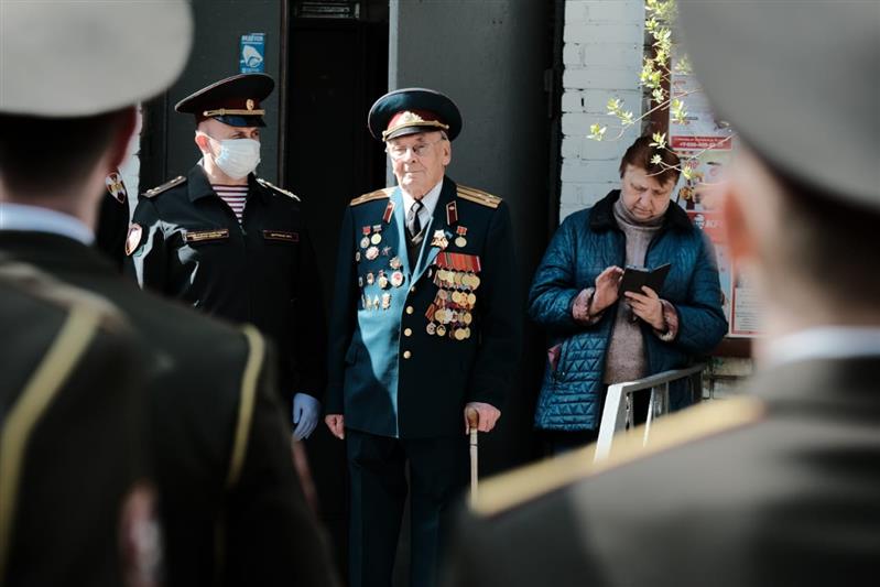 В преддверии Дня Победы Росгвардия проводит для ветеранов персональные парады 