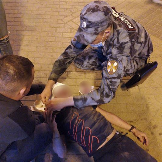Военнослужащие Росгвардии оказали первую помощь жителю Казани, получившему травму головы