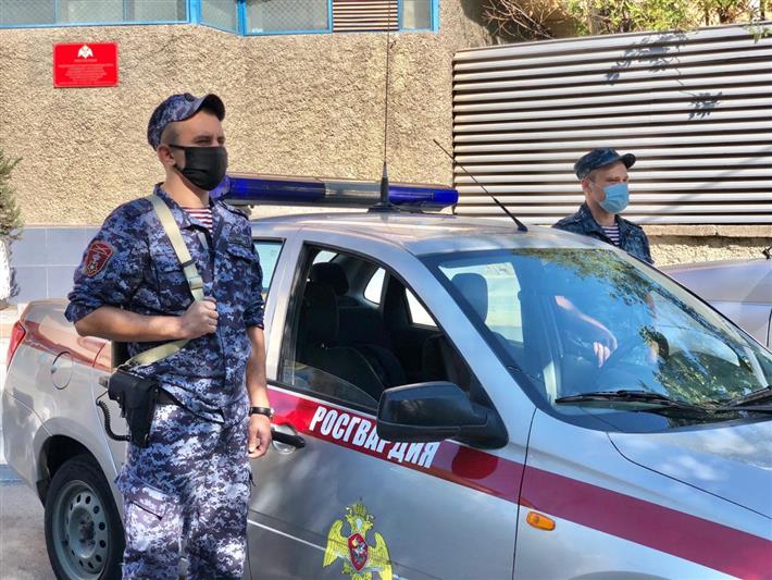В Севастополе росгвардейцы оказали помощь пожарным при тушении возгорания в храме