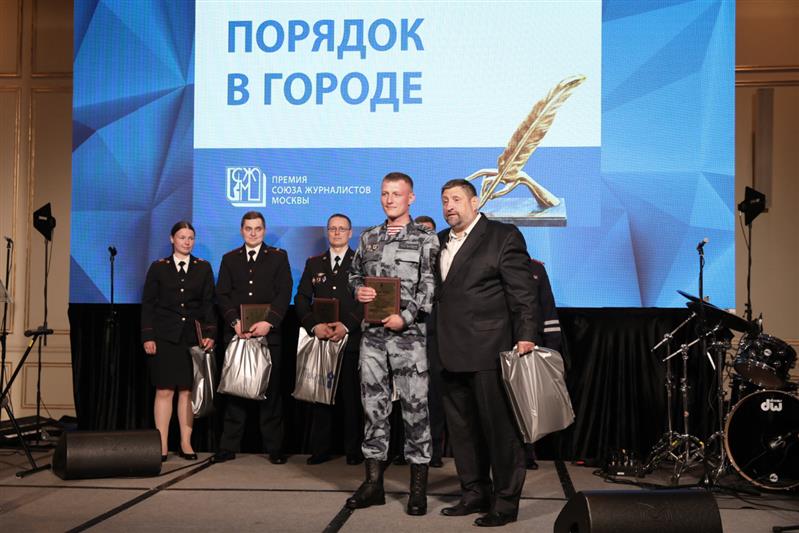 Статс-секретарь — заместитель директора Росгвардии генерал-полковник Олег Плохой вручил ведомственные награды представителям СМИ